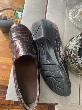 Clarks women Dark Brown Croc-Embossed Slip-On Loafers